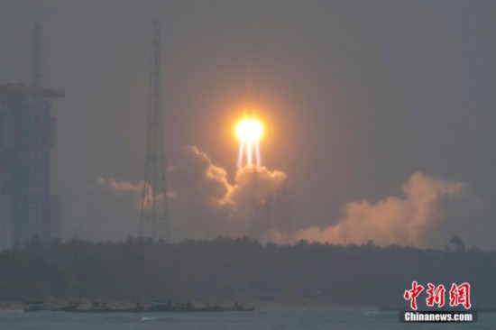 图为嫦娥六号探测器由长征五号遥八运载火箭在中国文昌航天发射场成功发射。<a target='_blank' href='/' ><p  align=