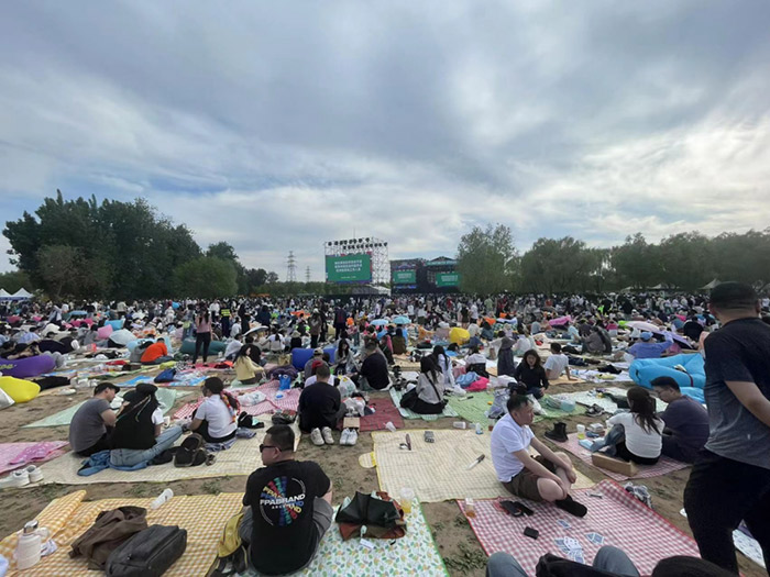 “五一”假期，北京无限音乐节在城市绿心森林公园举办，吸引了众多乐迷。记者 郝帅摄